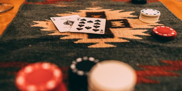 Como aumentar suas chances e reduzir a vantagem da casa no blackjack online